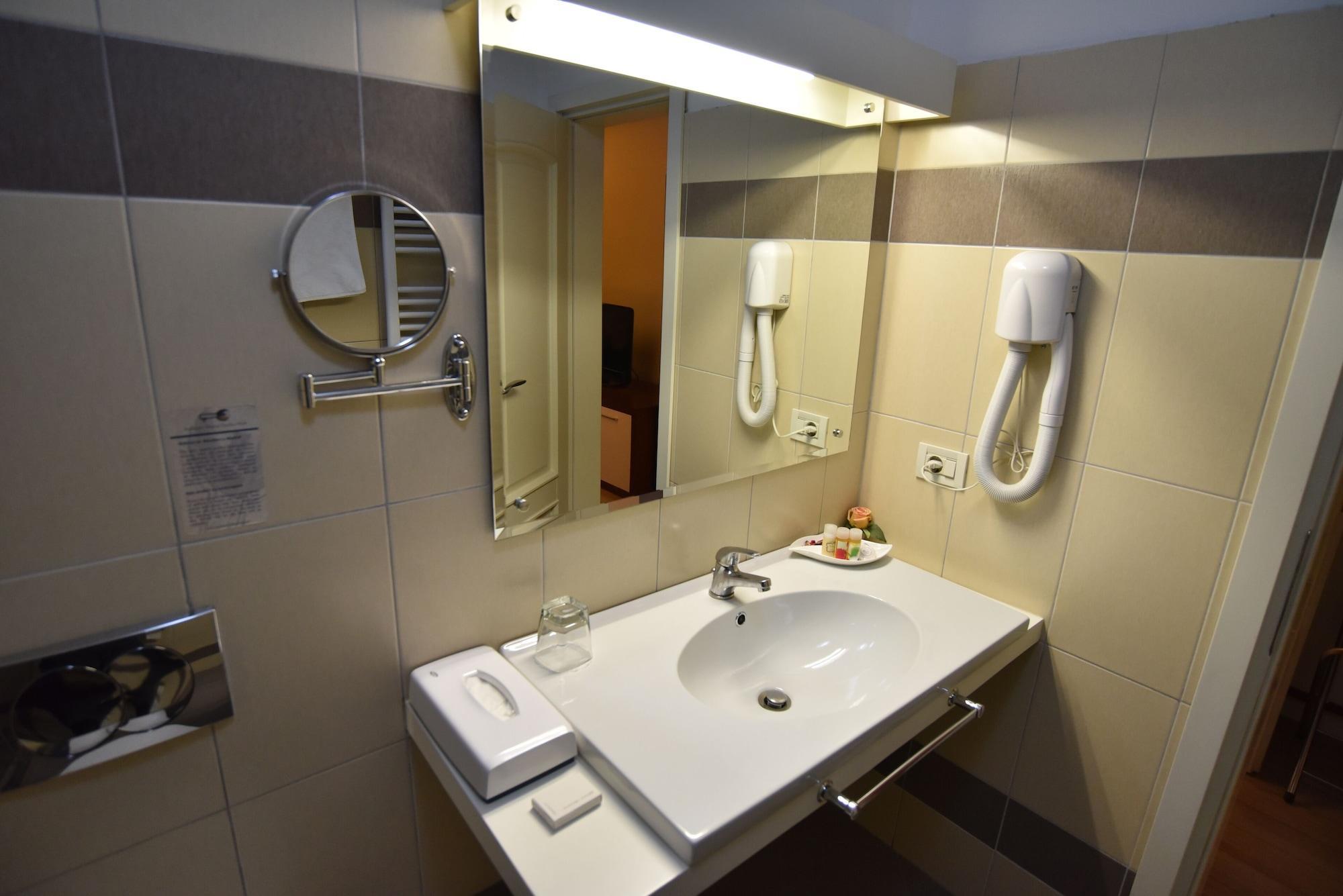 Hotel Sokrat Tirana Zewnętrze zdjęcie