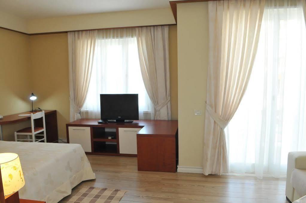 Hotel Sokrat Tirana Zewnętrze zdjęcie